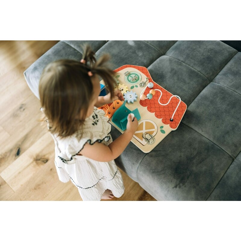 Tablita cu activitati, Free2Play, Din lemn, Cu elemente interactive, Dezvolta coordonarea mana-ochi, 40x30x6,5 cm, 18 luni+, Multicolor