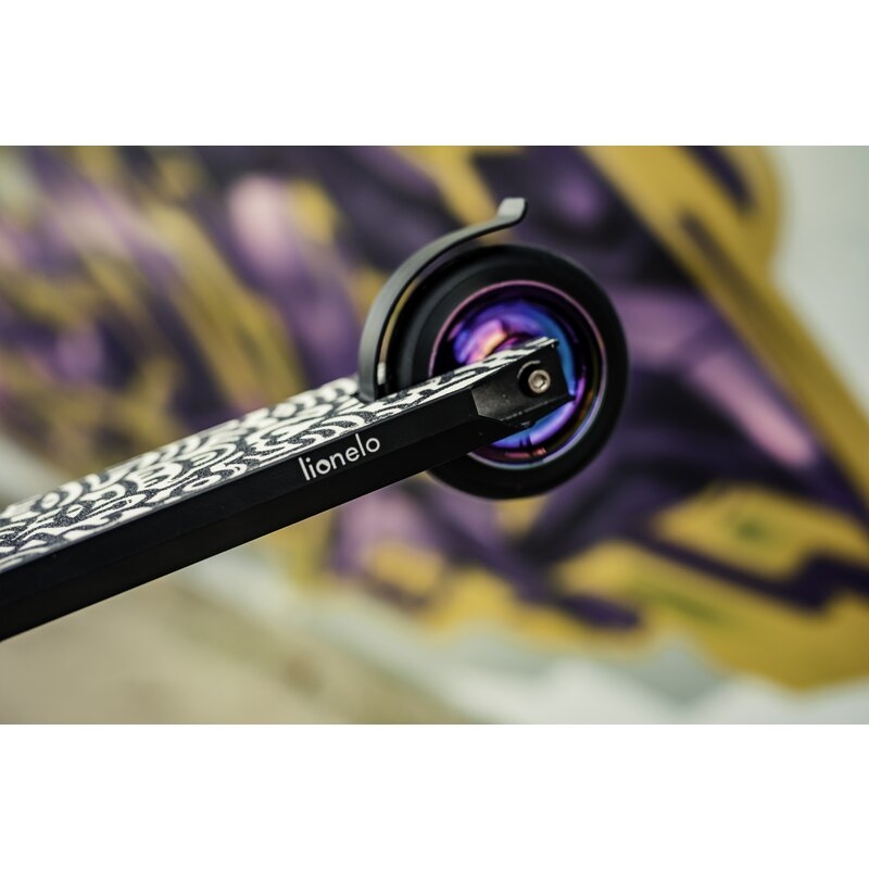 Trotineta, Lionelo, Whizz, Pentru Acrobatii, Rulmenti ABEC-9, Sistemul de compresie IHC 9, 20 - 100 kg, Conform cu standardul european de securitate EN14619, Multicolor