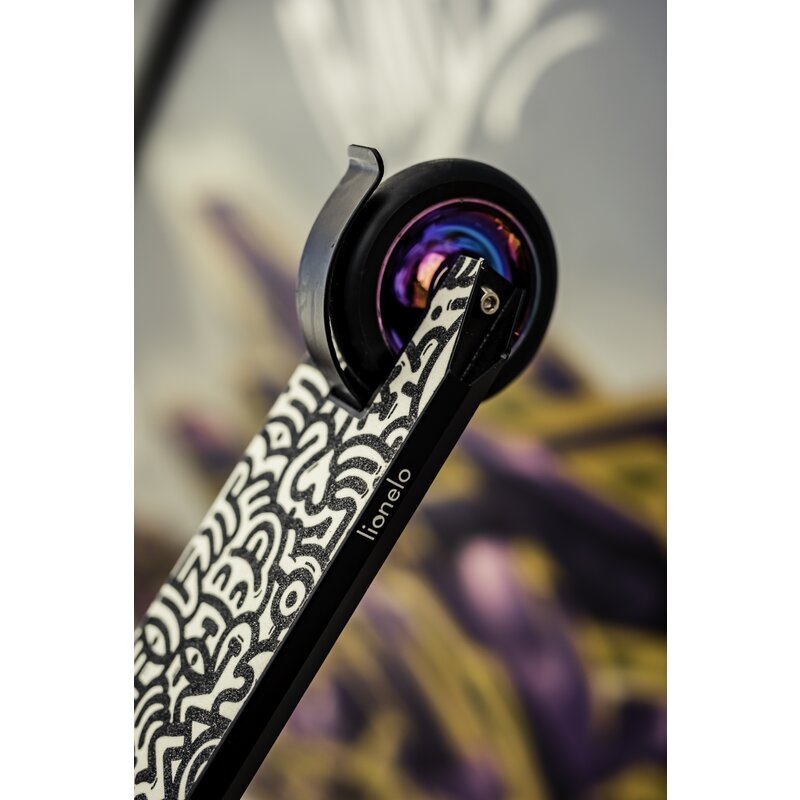 Trotineta, Lionelo, Whizz, Pentru Acrobatii, Rulmenti ABEC-9, Sistemul de compresie IHC 9, 20 - 100 kg, Conform cu standardul european de securitate EN14619, Multicolor