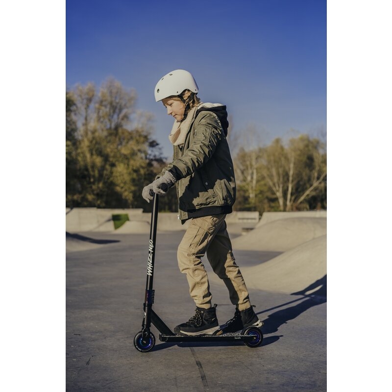 Trotineta, Lionelo, Whizz, Pentru Acrobatii, Rulmenti ABEC-9, Sistemul de compresie IHC 9, 20 - 100 kg, Conform cu standardul european de securitate EN14619, Multicolor