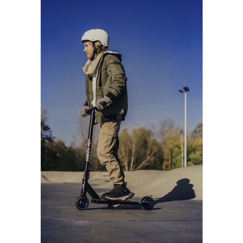 Trotineta, Lionelo, Whizz, Pentru Acrobatii, Rulmenti ABEC-9, Sistemul de compresie IHC 9, 20 - 100 kg, Conform cu standardul european de securitate EN14619, Multicolor