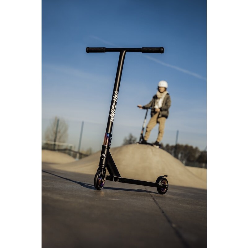 Trotineta, Lionelo, Whizz, Pentru Acrobatii, Rulmenti ABEC-9, Sistemul de compresie IHC 9, 20 - 100 kg, Conform cu standardul european de securitate EN14619, Multicolor