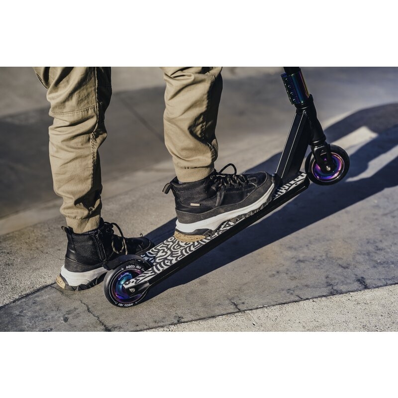 Trotineta, Lionelo, Whizz, Pentru Acrobatii, Rulmenti ABEC-9, Sistemul de compresie IHC 9, 20 - 100 kg, Conform cu standardul european de securitate EN14619, Multicolor