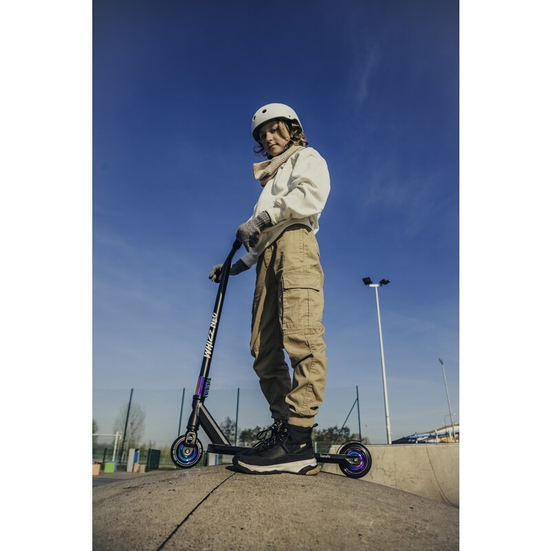 Trotineta, Lionelo, Whizz, Pentru Acrobatii, Rulmenti ABEC-9, Sistemul de compresie IHC 9, 20 - 100 kg, Conform cu standardul european de securitate EN14619, Multicolor
