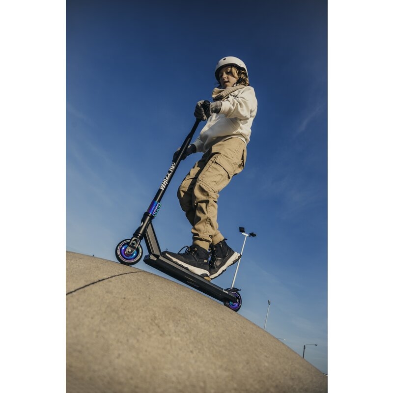 Trotineta, Lionelo, Whizz, Pentru Acrobatii, Rulmenti ABEC-9, Sistemul de compresie IHC 9, 20 - 100 kg, Conform cu standardul european de securitate EN14619, Multicolor