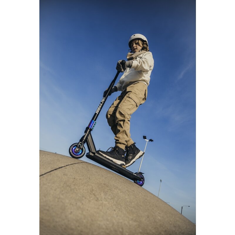 Trotineta, Lionelo, Whizz, Pentru Acrobatii, Rulmenti ABEC-9, Sistemul de compresie IHC 9, 20 - 100 kg, Conform cu standardul european de securitate EN14619, Multicolor