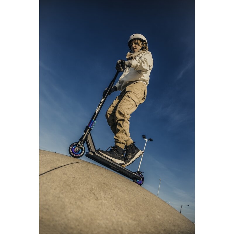 Trotineta, Lionelo, Whizz, Pentru Acrobatii, Rulmenti ABEC-9, Sistemul de compresie IHC 9, 20 - 100 kg, Conform cu standardul european de securitate EN14619, Multicolor