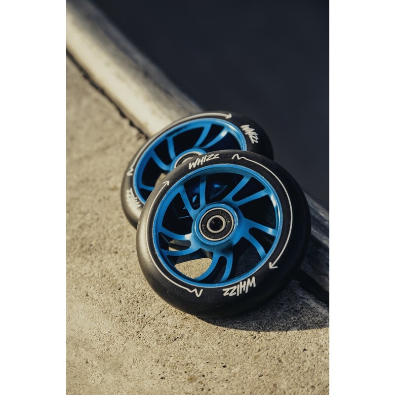 Trotineta, Lionelo, Whizz, Pentru Acrobatii, Rulmenti ABEC-9, Sistemul de compresie IHC 9, 20 - 100 kg, Conform cu standardul european de securitate EN14619, Multicolor