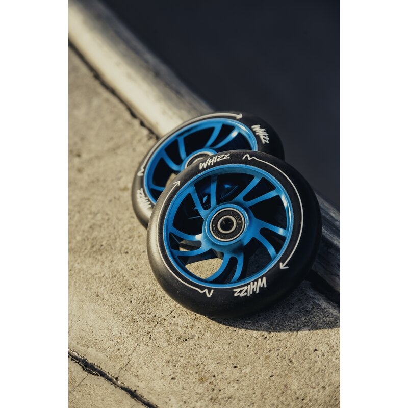Trotineta, Lionelo, Whizz, Pentru Acrobatii, Rulmenti ABEC-9, Sistemul de compresie IHC 9, 20 - 100 kg, Conform cu standardul european de securitate EN14619, Multicolor