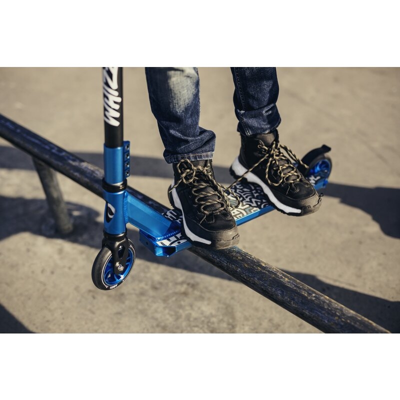 Trotineta, Lionelo, Whizz, Pentru Acrobatii, Rulmenti ABEC-9, Sistemul de compresie IHC 9, 20 - 100 kg, Conform cu standardul european de securitate EN14619, Multicolor