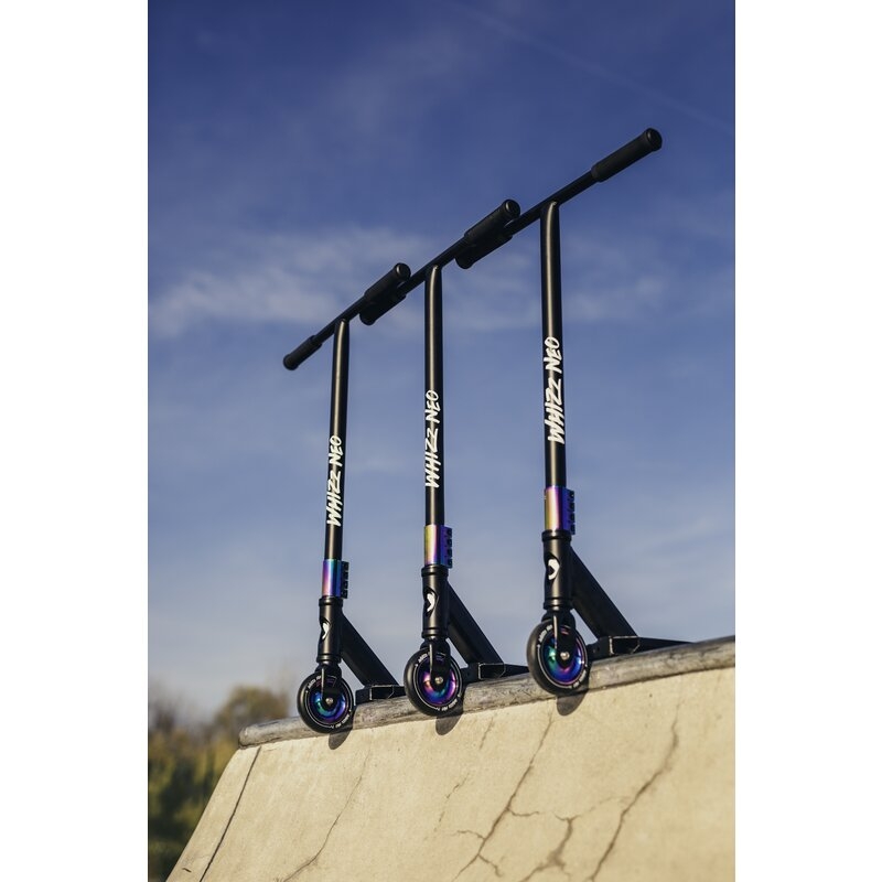 Trotineta, Lionelo, Whizz, Pentru Acrobatii, Rulmenti ABEC-9, Sistemul de compresie IHC 9, 20 - 100 kg, Conform cu standardul european de securitate EN14619, Multicolor