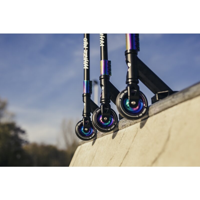 Trotineta, Lionelo, Whizz, Pentru Acrobatii, Rulmenti ABEC-9, Sistemul de compresie IHC 9, 20 - 100 kg, Conform cu standardul european de securitate EN14619, Multicolor
