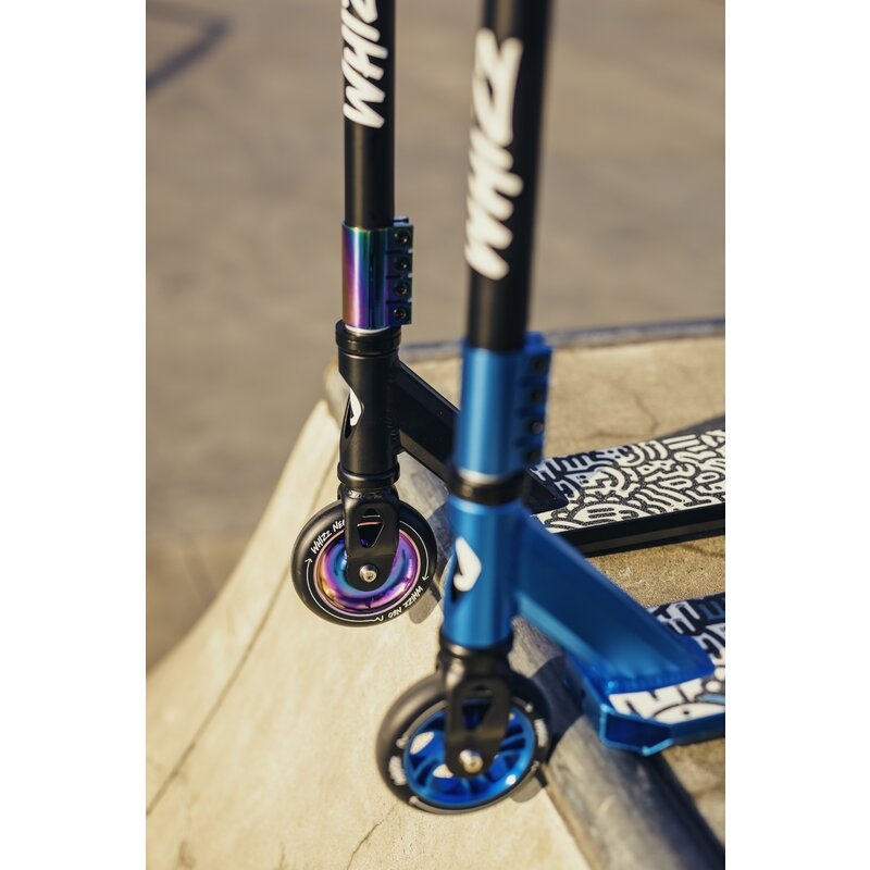 Trotineta, Lionelo, Whizz, Pentru Acrobatii, Rulmenti ABEC-9, Sistemul de compresie IHC 9, 20 - 100 kg, Conform cu standardul european de securitate EN14619, Multicolor