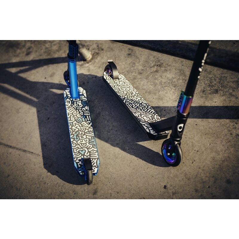 Trotineta, Lionelo, Whizz, Pentru Acrobatii, Rulmenti ABEC-9, Sistemul de compresie IHC 9, 20 - 100 kg, Conform cu standardul european de securitate EN14619, Multicolor