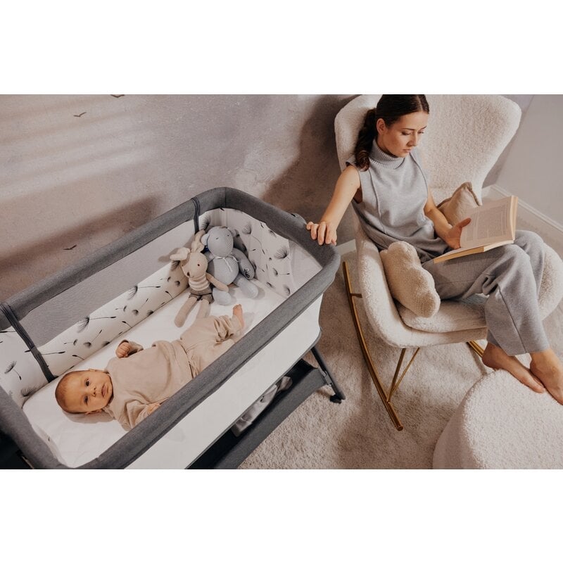 Patut co-sleeper, Lionelo, Leonie Plus, Pliabil, Cu sistem de leganare, Cu setare unghiulara, Reglabil in 6 pozitii pe inaltime, Conform cu standardele europeane de securitate EN1130 si EN16890, Bej Patut co-sleeper, Lionelo, Leonie Plus, Pliabil, Cu sistem de leganare, Cu setare unghiulara, Reglabil in 6 pozitii pe inaltime, Conform cu standardele europeane de securitate EN1130 si EN16890, Bej