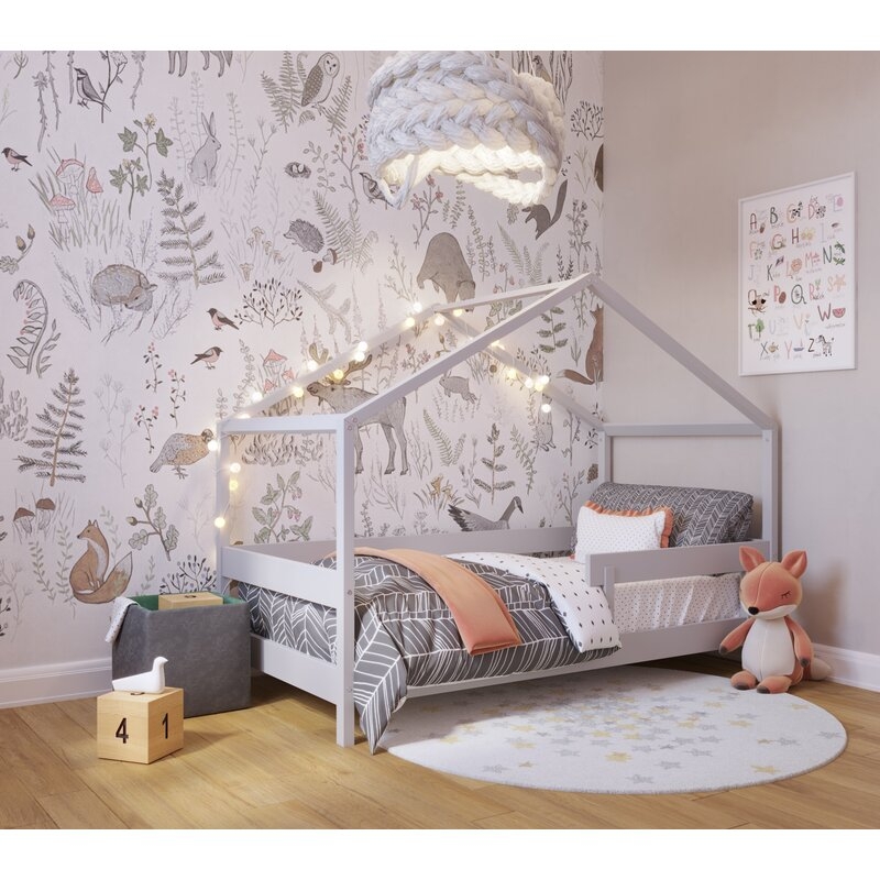 Patut tip casuta YappyHytte Bed din lemn certificat FSC, Transformabil in casuta de joaca, Cu bariera de protectie, In stil scandinav, Yappy Kids, 160x80 cm, Gri