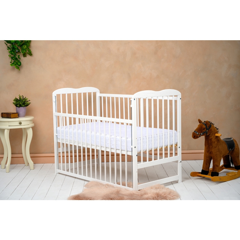 Qmini - Patut din lemn Agata120x60 cm, Cu laterala culisanta, Din lemn de pin, Stabil si rezistent, Inaltime saltea reglabila pe 3 nivele, Laterala cu 3 bete detasabile, EN716-1, EN716-2, Alb Qmini - Patut din lemn Agata120x60 cm, Cu laterala culisanta, Din lemn de pin, Stabil si rezistent, Inaltime saltea reglabila pe 3 nivele, Laterala cu 3 bete detasabile, EN716-1, EN716-2, Alb