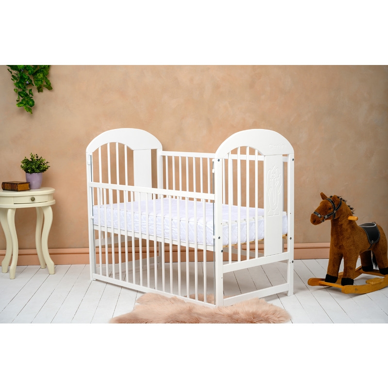 Qmini - Patut din lemn Julia II Elefantel 120x60 cm, Cu laterala culisanta, Din lemn de pin, Stabil si rezistent, Inaltime saltea reglabila pe 3 nivele, Laterala cu 3 bete detasabile, EN716-1, EN716-2, Alb