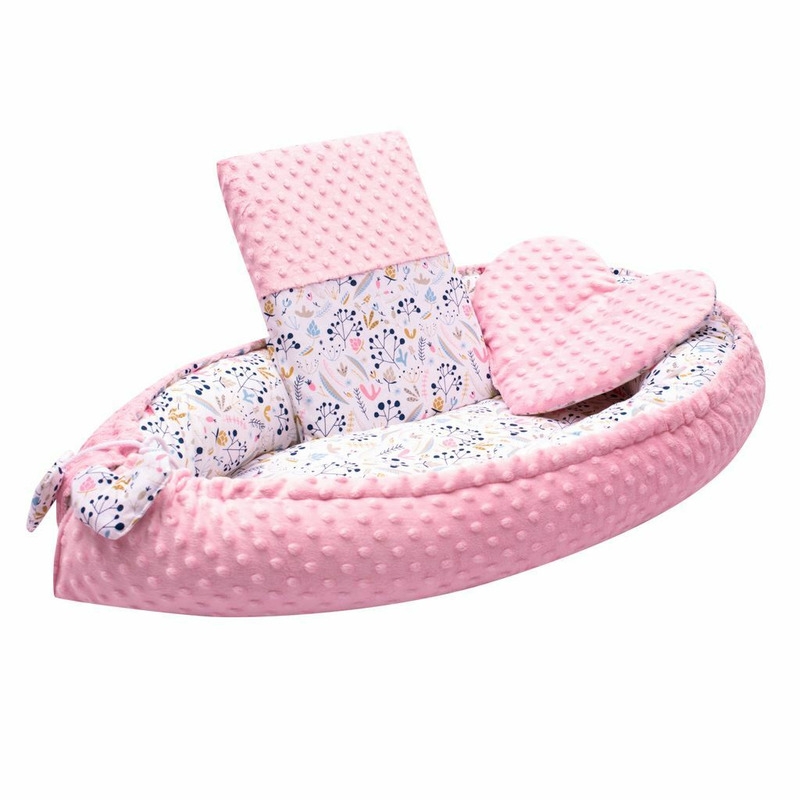 Set 3 piese Luxury, Baby Nest cu doua fete, Cu paturica si pernuta in forma de inima, New Baby, Minky Cranberries Set 3 piese Luxury, Baby Nest cu doua fete, Cu paturica si pernuta in forma de inima, New Baby, Minky Cranberries